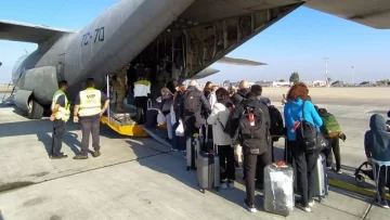 Aterrizó en Roma el tercer vuelo con argentinos repatriados de Israel