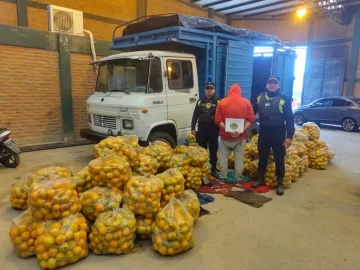 La Policía detuvo a un sujeto que casi vuelca con un camión mientras robaba naranjas