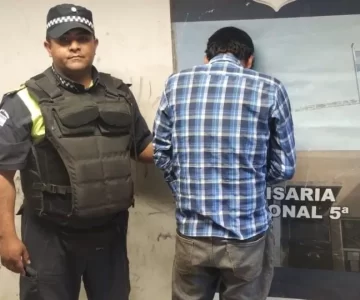 Un empleado policial terminó herido por intentar evitar un robo