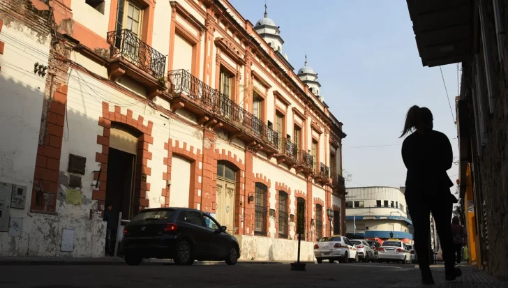 Estudiantes de la Escuela y Liceo Vocacional Sarmiento juntan firmas para pedir la restitución del edificio de la ex Legislatura