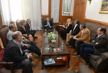 El gobernador Jaldo se reunió con Rossana Chahla y empresarios de AETAT por el servicio de transporte público