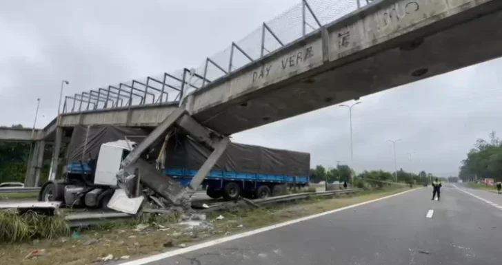 Un camión chocó contra el puente peatonal de la Ruta 9