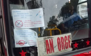 Multarán a las empresas de colectivos que colocaron carteles con mensajes políticos