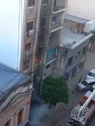 Se incendió un edificio residencial en calle Mendoza al 300