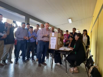 El gobernador de la provincia, Osvaldo Jaldo, emitió su voto