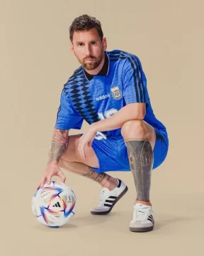 Messi presentó la nueva indumentaria retro de la Selección Argentina