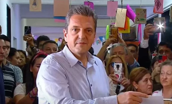 El candidato a presidente de la nación, Sergio Massa, emitió su voto