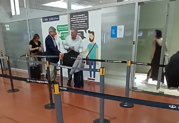 El gobernador Osvaldo Jaldo viajó en un vuelo comercial para reunirse con Javier Milei