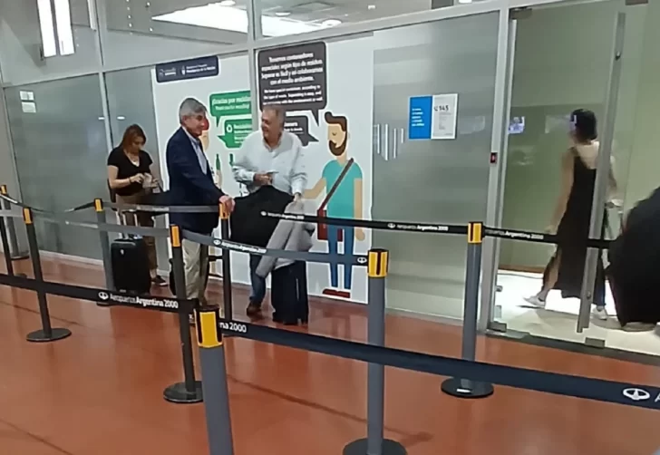 El gobernador Osvaldo Jaldo viajó en un vuelo comercial para reunirse con Javier Milei