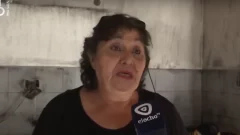 Una mujer pide ayuda luego de perder su vivienda en un incendio
