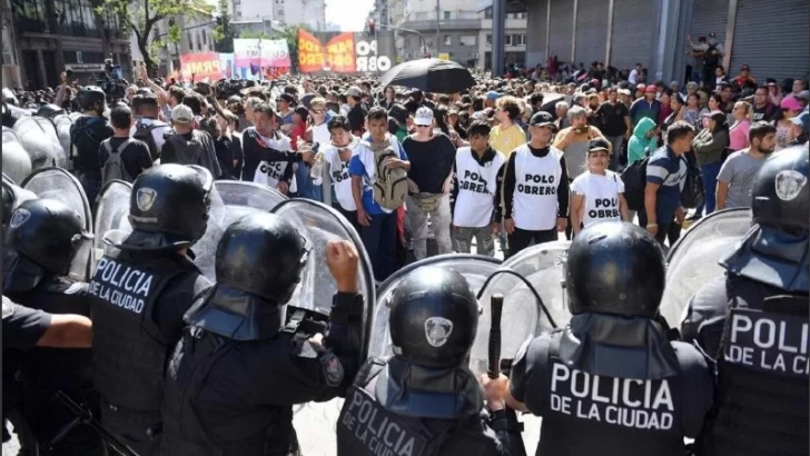 Tras las corridas y empujones entre manifestantes y la Policía, la marcha piquetera llegó a Plaza de Mayo