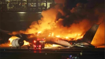 Tragedia aérea en Tokio: un avión se incendió tras chocar contra una aeronave militar durante el aterrizaje