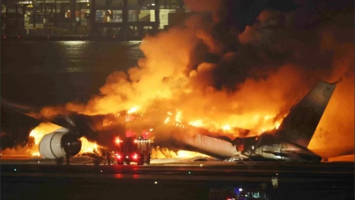 Tragedia aérea en Tokio: un avión se incendió tras chocar contra una aeronave militar durante el aterrizaje