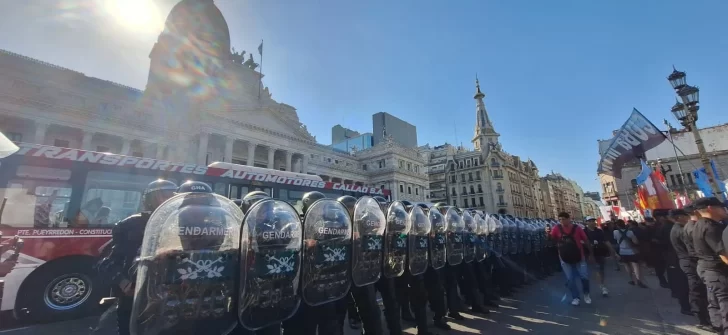 Marcha en el Congreso: la Gendarmería avanza sobre los manifestantes