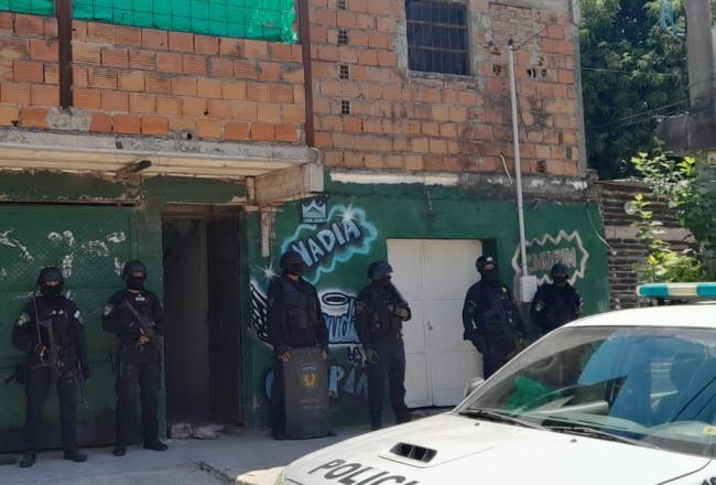 La Policía encontró droga, municiones y armas en dos allanamientos