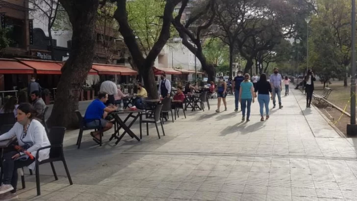 Los locales gastronómicos no podrán colocar mesas y sillas en Plaza Urquiza