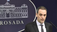 Fopea le reclamó al vocero presidencial Adorni “distancia y respeto por el trabajo de los periodistas”