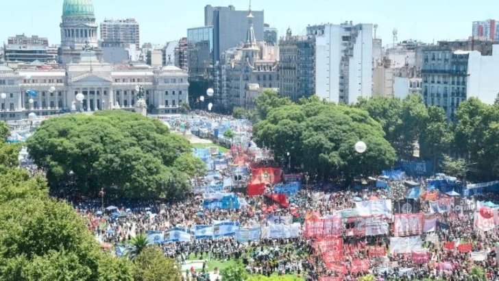 Marcha y paro general contra el gobierno de Milei: masiva movilización frente al Congreso