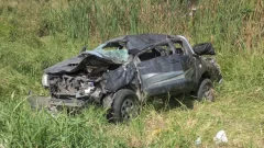 Volcó y quedó atrapado en el auto