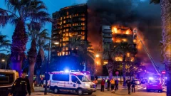 Un incendio consumió dos edificios de 14 pisos en Valencia
