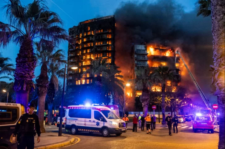 Un incendio consumió dos edificios de 14 pisos en Valencia