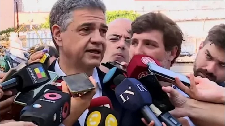 Video: una rata se metió entre las piernas de Jorge Macri en plena entrevista periodística en Retiro