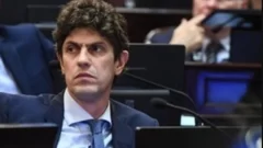 Lousteau presentó un proyecto para que los senadores ganen lo mismo que un director de escuela primaria