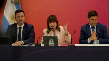 Bullrich en Rosario anunció la saturación policial en horarios críticos y el envío al Congreso de una ley Antibandas al estilo italiano