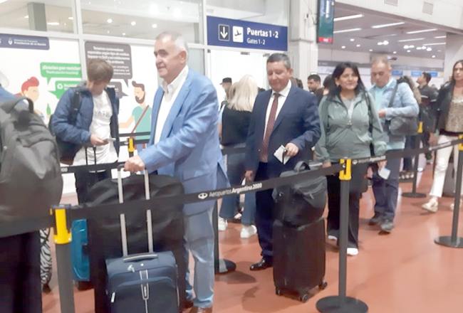 El gobernador Jaldo viajó a Buenos Aires en un vuelo de línea