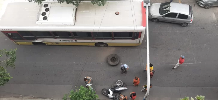 En pleno recorrido un colectivo perdió una de sus ruedas