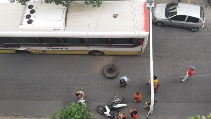 En pleno recorrido un colectivo perdió una de sus ruedas