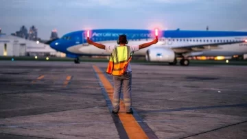 Hay 37.000 pasajeros afectados y 319 vuelos cancelados por el paro de aeronáuticos