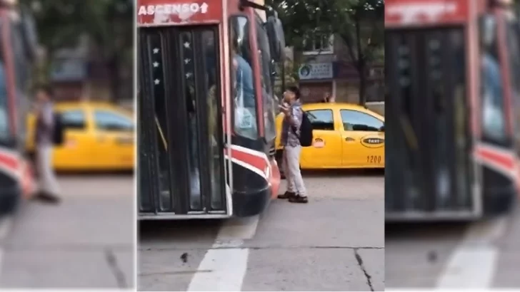 Video: no le frenó el colectivo, se paró en medio de la calle y se colgó del espejo