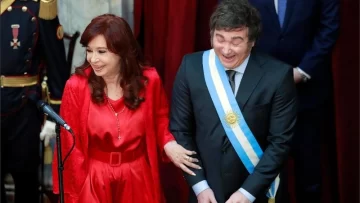 Cristina Kirchner le contestó a Milei, tras responsabilizarla por el aumento a funcionarios: “Lo hacía más valiente”