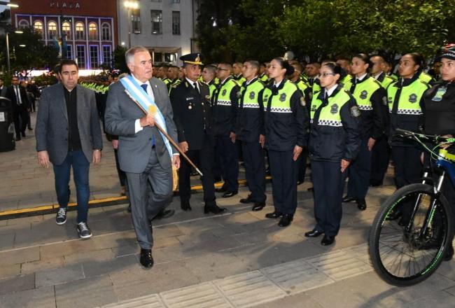 Osvaldo Jaldo tomó juramento a oficiales y entregó equipos para la Policía