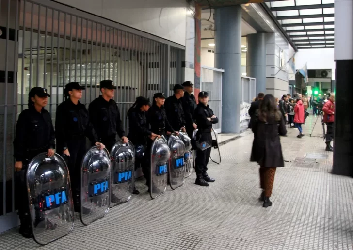 Protesta de ATE: efectivos de seguridad intentan evitar el ingreso de despedidos a edificios públicos