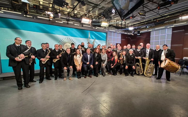 La Banda Municipal de Música visitó El Ocho en la previa del 25 de Mayo