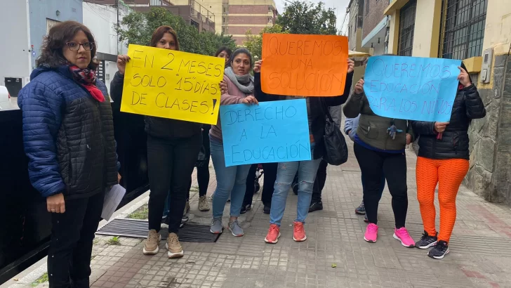 Padres de alumnos de la Escuela Alberdi protestan por falta de docentes