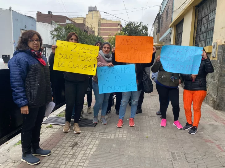 Padres de alumnos de la Escuela Alberdi protestan por falta de docentes