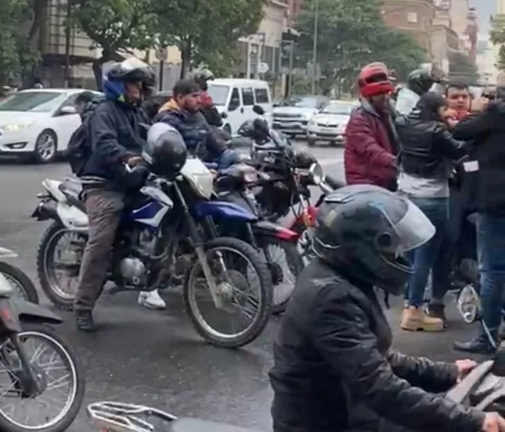 Protesta de conductores de motocicletas que trabajan con una aplicación de viajes