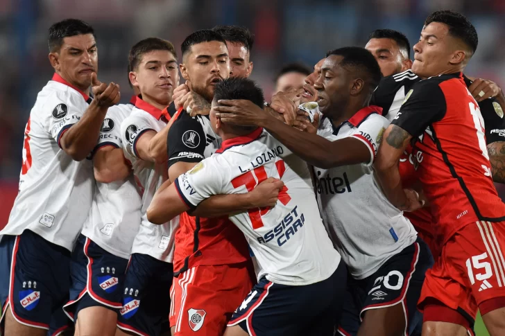 En un partido cargado de polémica, River empató con Nacional de Uruguay