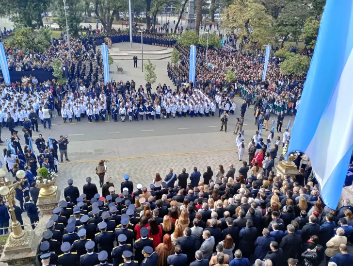 El gobernador Jaldo tomó la promesa de lealtad a la bandera a 2.500 alumnos