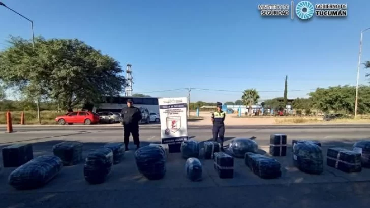 La Policía secuestró cargamentos con neumáticos y prendas textiles de contrabando