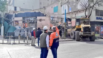 Cortaron el tránsito para demoler lo que quedó del edificio derrumbado