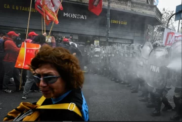 Agredieron a diputados durante la manifestación contra la Ley Bases