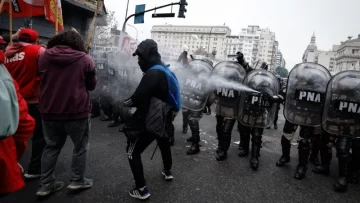 Graves incidentes entre manifestantes y la Policía afuera del Congreso, mientras se debate la ley Bases