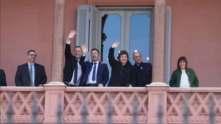 Javier Milei salió al balcón de la Casa Rosada y bajó a saludar a un grupo de chicos