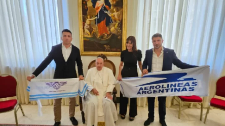 El Papa Francisco posó con sindicalistas y banderas de Aerolíneas Argentinas