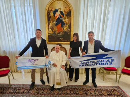 El Papa Francisco posó con sindicalistas y banderas de Aerolíneas Argentinas