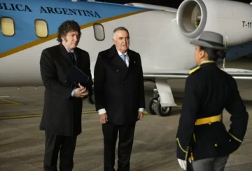 El gobernador Jaldo recibió al presidente Milei en el Aeropuerto tucumano